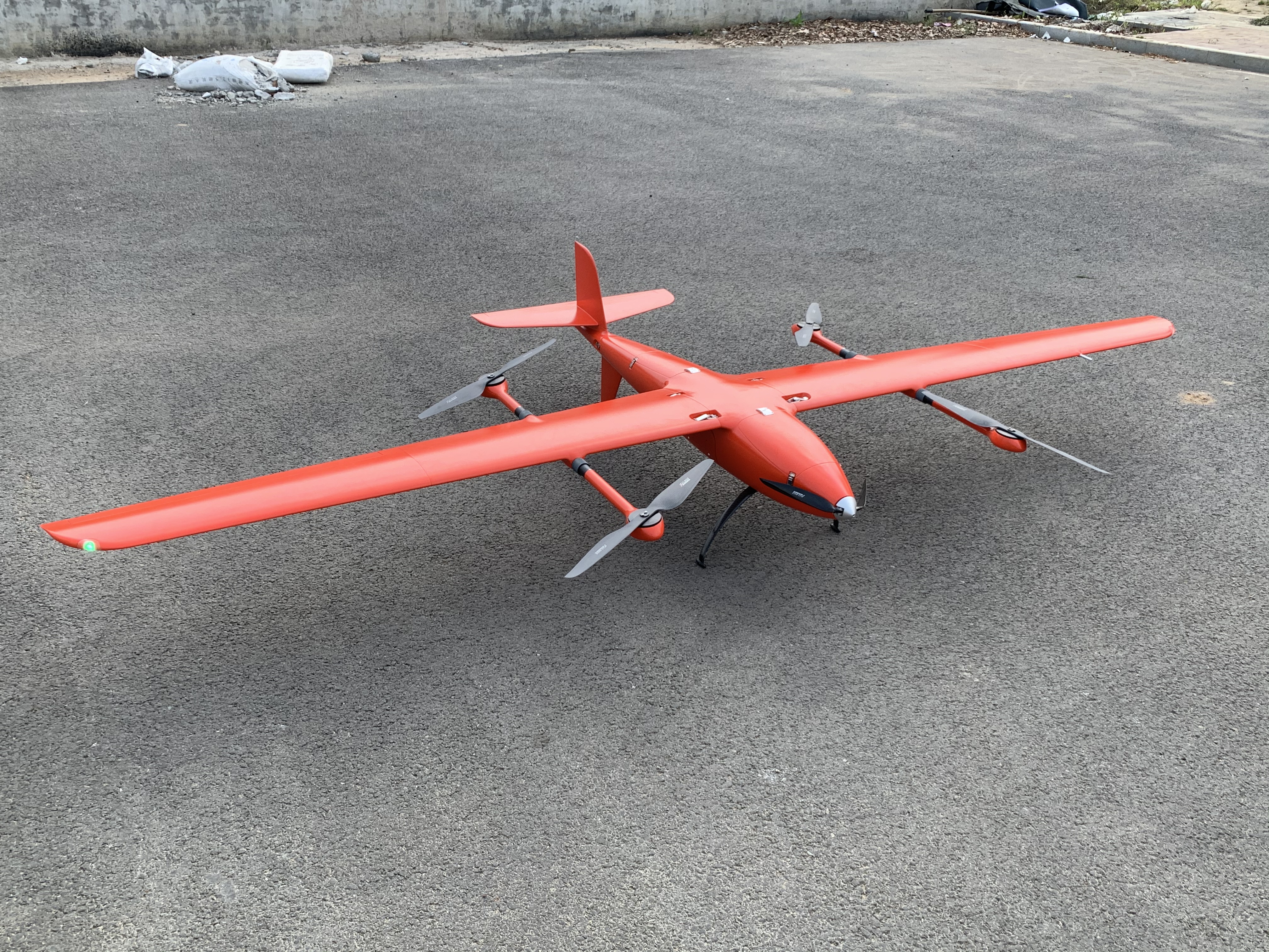 大飛機(jī)航攝(左)<a href='http://www.baobaoonline.cn/typearticle/330-1.html' target='_blank' title='無(wú)人機(jī)航攝'><strong>無(wú)人機(jī)航攝</strong></a>(右)